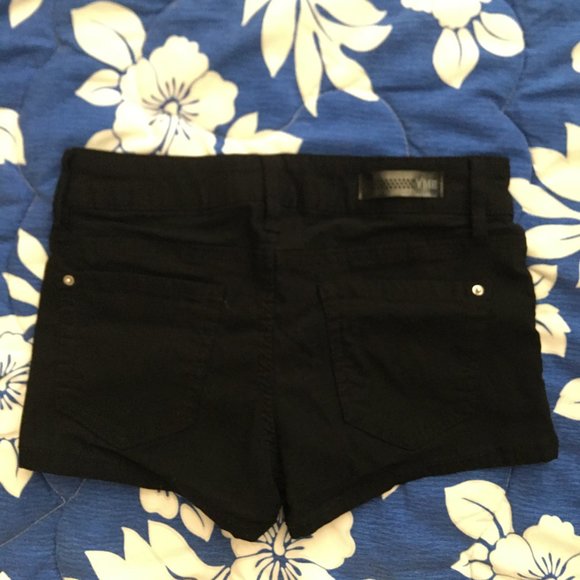 Black shorts - Picture 2 of 2
